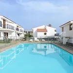 Bonito bungalow con piscina junto a la playa
