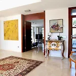 Villa de lujo con piscina, jacuzzi, jardín y terraza