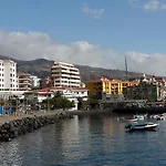 Apartamento frente al Puerto de Candelaria a 20 metros de la playa.