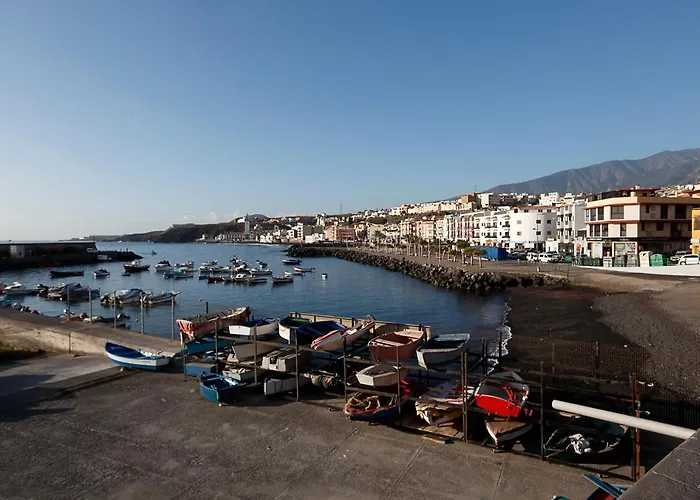 Apartamento frente al Puerto de Candelaria a 20 metros de la playa.