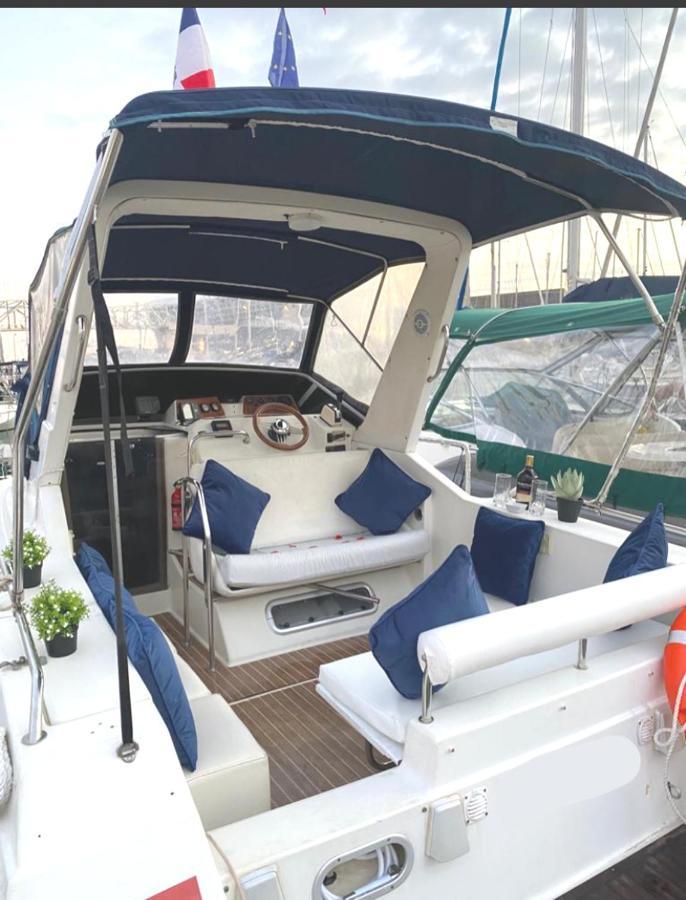 El Barco De Las Fiestas Botel