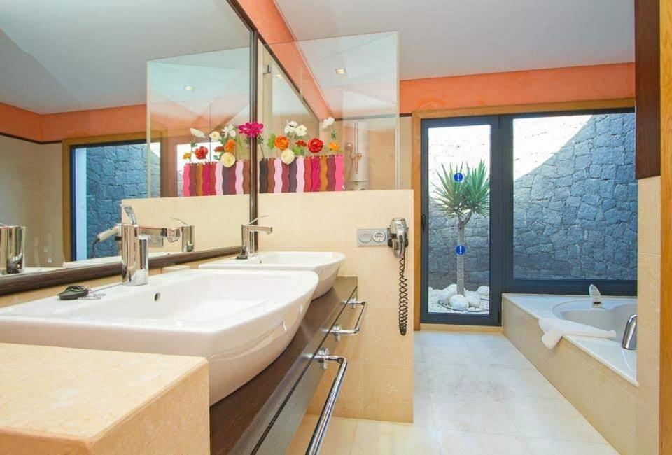 Villa Beautiful 5-bed In Playa Blanca