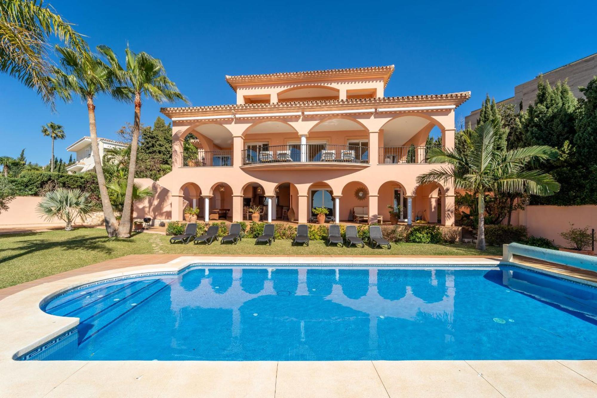 Beachside With Panoramic Sea Views Villa Benalmádena