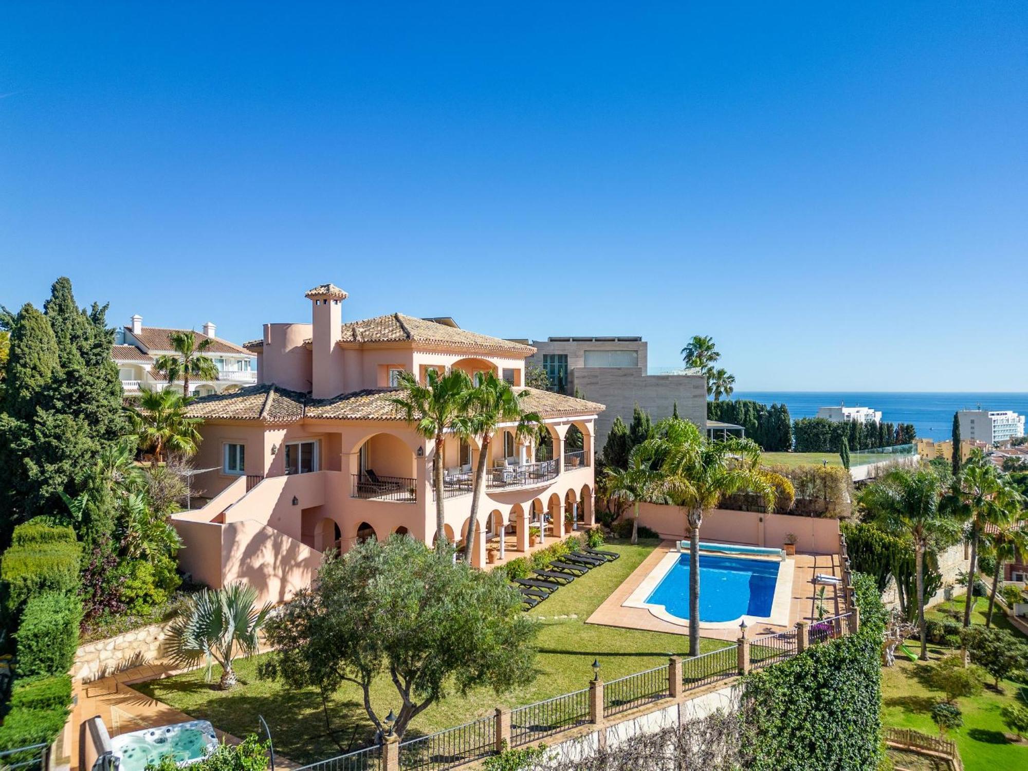 Beachside With Panoramic Sea Views *