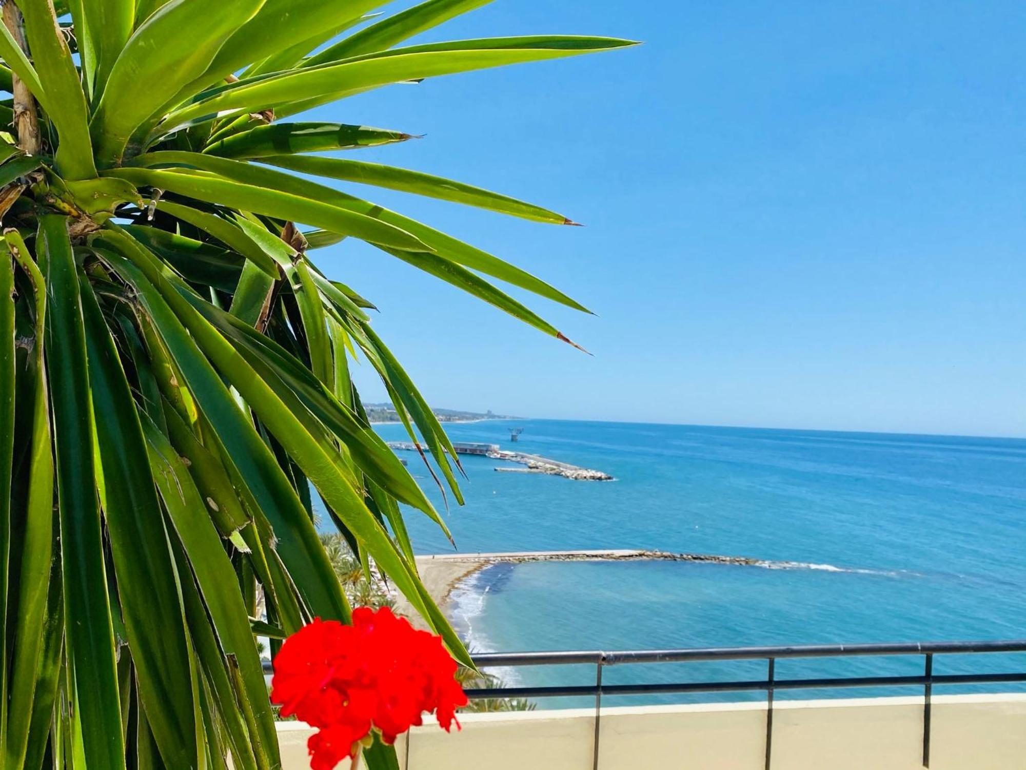 Apartment On The First Line Of The Sea With A View And Free Parking *