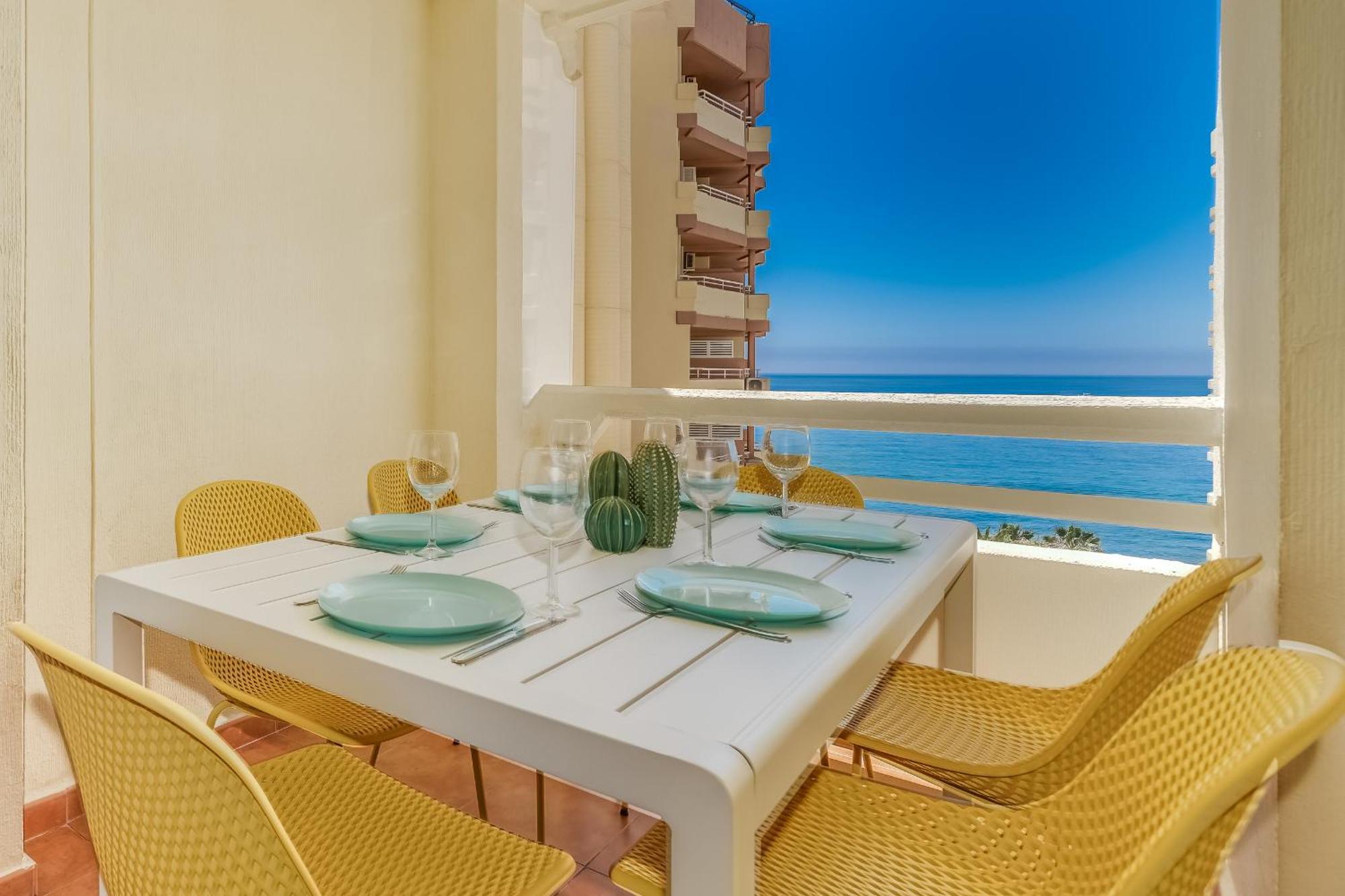 On The First Line Of The Sea With A View And Free Parking Apartment