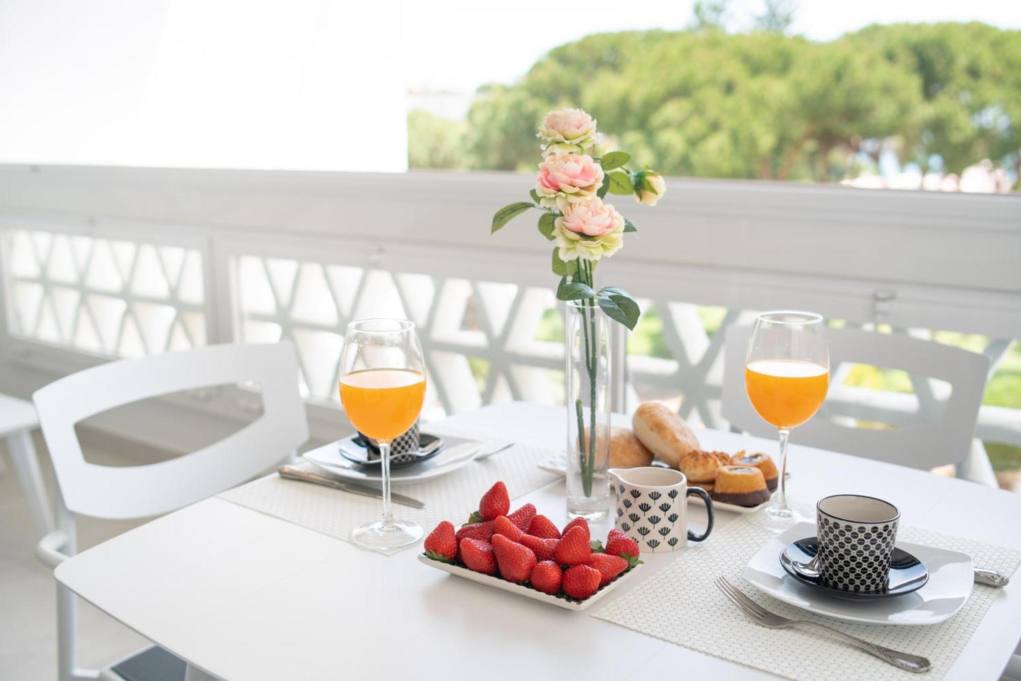 Modern 2 Bedroom Apartment, With Sea Views, In Playas Del Duque - Puerto Banus * Marbella