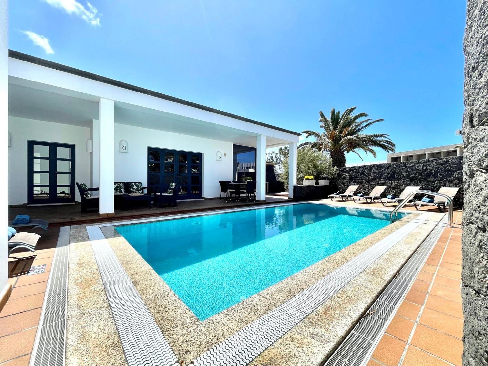 Beautiful 5-bed In Playa Blanca