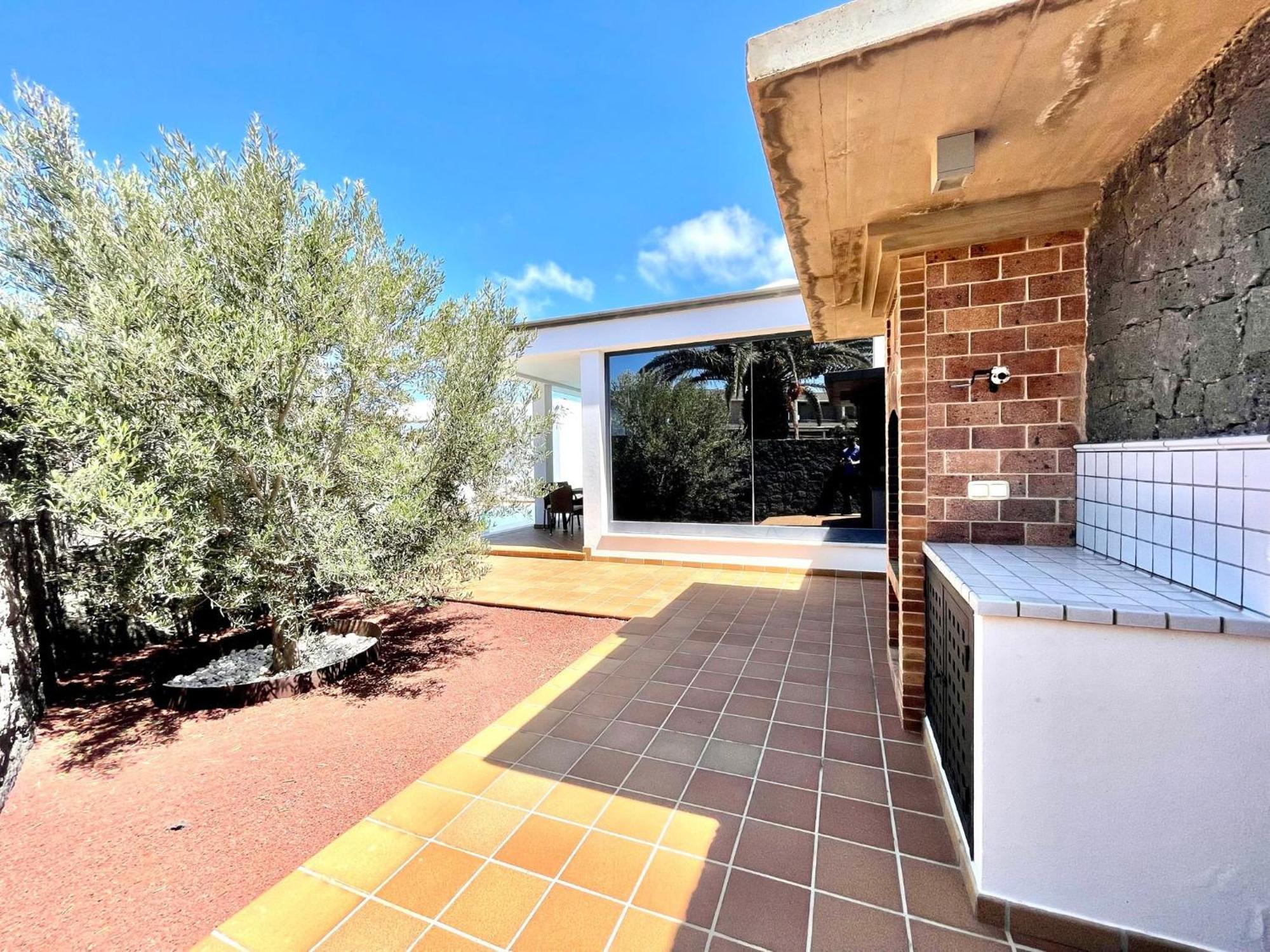 Beautiful 5-bed In Playa Blanca Villa