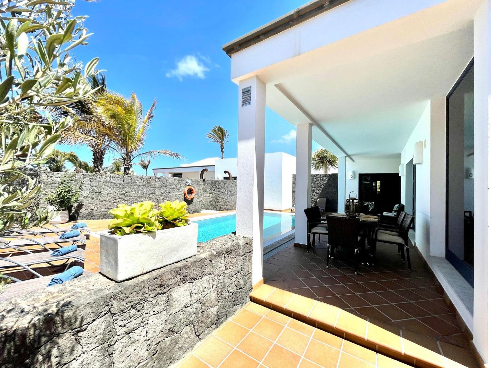 Beautiful 5-bed In Playa Blanca Villa