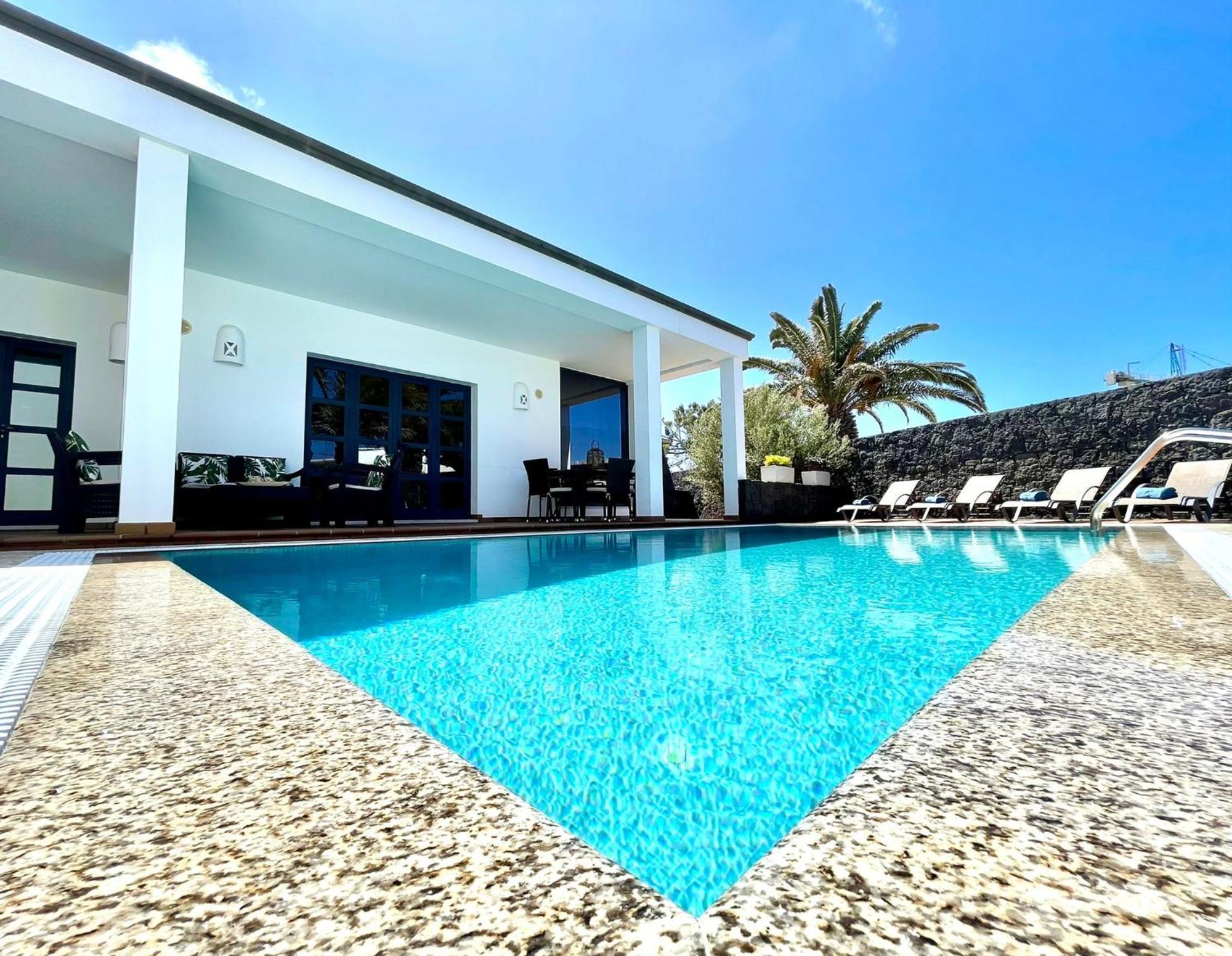 Beautiful 5-bed In Playa Blanca