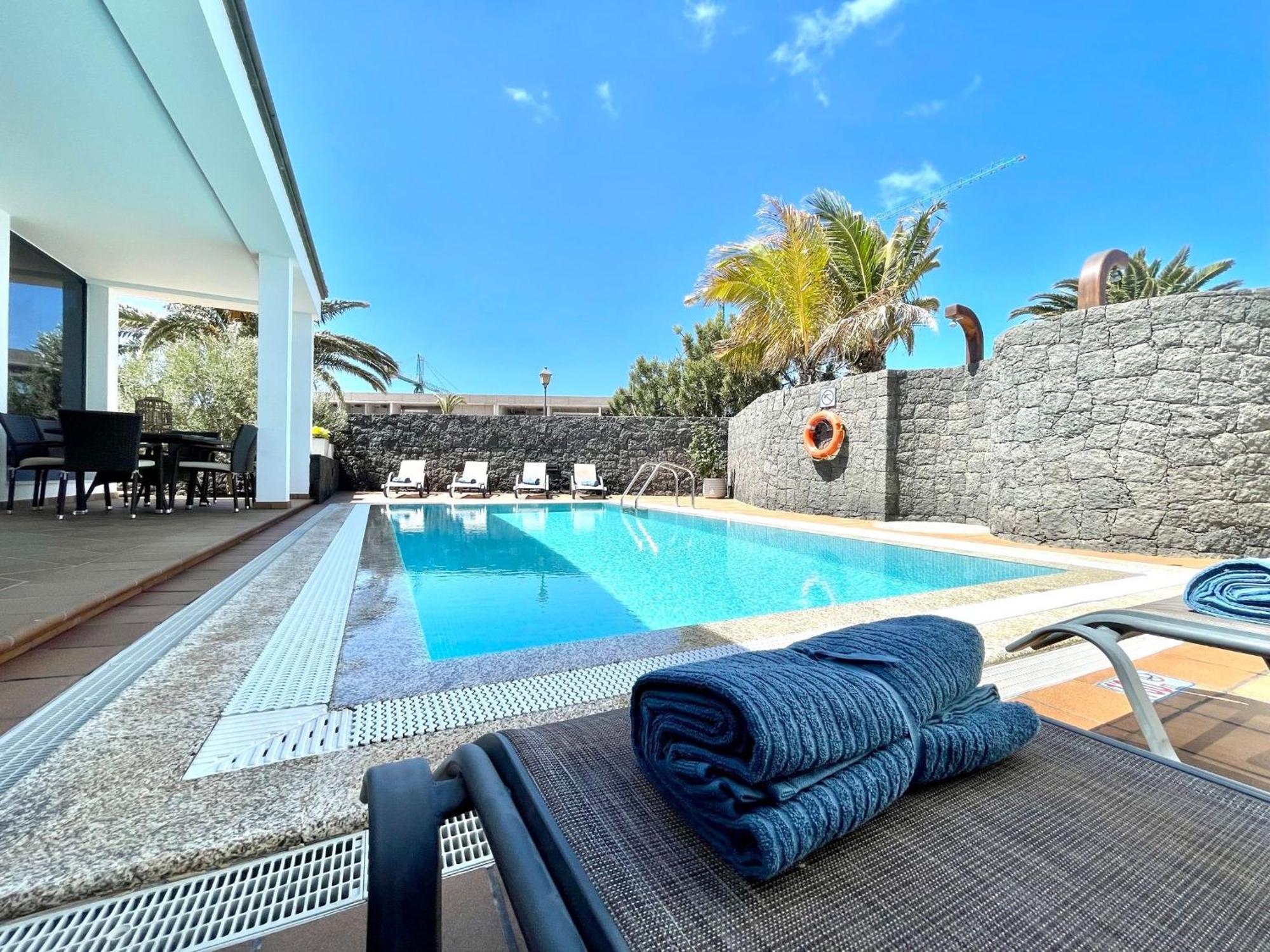 Beautiful 5-bed In Playa Blanca Villa *