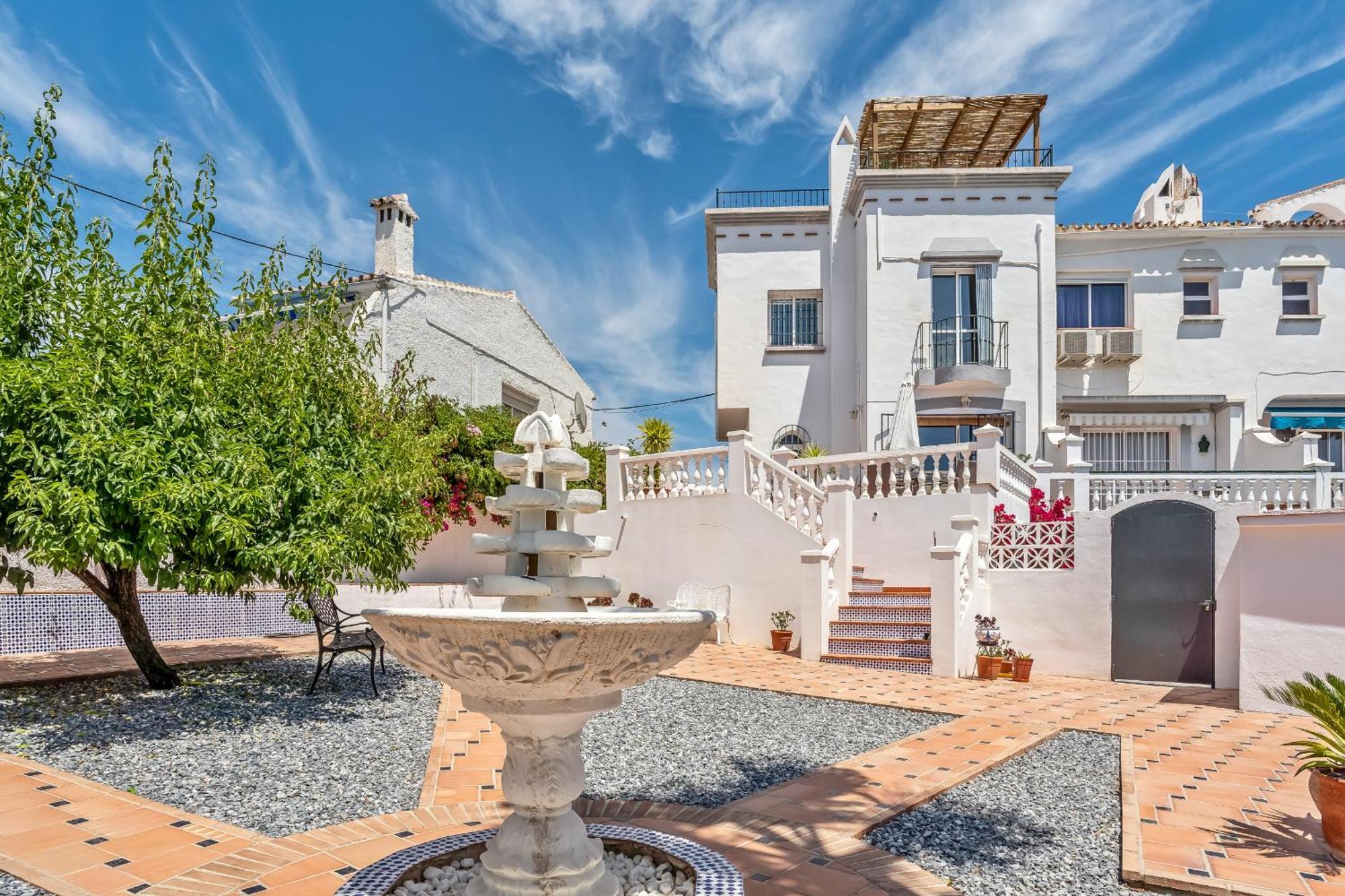 Сasa de vacaciones Chic Retreat With A Spacious Garden, Near Burriana Nerja