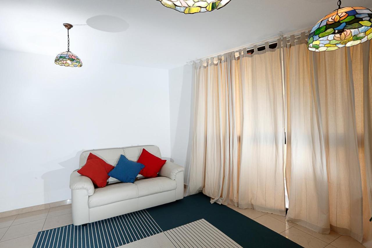 Frente Al Puerto De A 20 Metros De La Playa. Apartamento