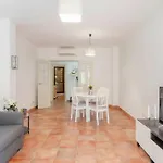 035 - Bright And Relaxing Two Bedroom Apartment With Sea Views From The Gardens