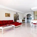 Sea Edge Friendly Holiday Home