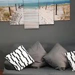 con vistas al mar y la piscinas!!