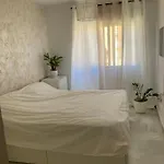 Central Apartment Walking Distance To The Beach