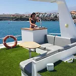 Hostel barca 3 dormitorios en el puerto de las Galletas Reserve your room