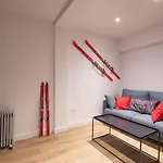 Beautifully Renovated 4 Bedroom Apt + Kid\'S Room