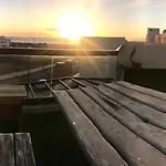 Apartamento con vistas al mar y piscina comunitaria. Zona los lagos