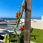 Apartamento con vistas al mar y piscina comunitaria. Zona los lagos
