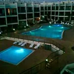 Apartamento con vistas al mar y piscina comunitaria. Zona los lagos