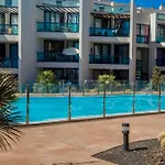 Apartamento con vistas al mar y piscina comunitaria. Zona los lagos