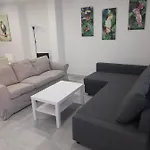 Casa Independiente En Nervion Junto A Parada Del Metro