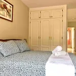 Luminoso Apartamento con Piscina y Parking