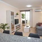 Apto Isa: Amplio Y Acogedor Apto De 75M Con Terraza, Aire Acondicionado Y Parking Gratuito