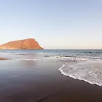 Home2Book Charming Sea Breeze Medano Home