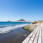 Home2Book Charming Sea Breeze Medano Home