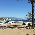 Modern Townhouse 7 Mins Walk From The Beach And 15 Mins From Port