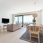 Penthouse Middel Views
