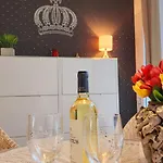 Yumbo Queen Apartment