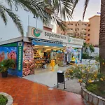 Yumbo Queen Apartment