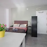 Estudio centrico metros de la playa con aire by Lightbooking