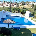 Modern Townhouse 7 Mins Walk From The Beach And 15 Mins From Port