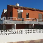 Chalet de 5 y 3 habitaciones dividido en planta baja y primera planta a primera linea de playa
