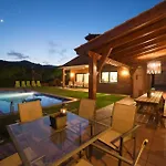 Fantastic House With Jacuzzy Ideal For Families