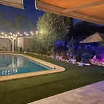 Habitación con cama extra doble más sofa cama apta hasta para 4 personas con baño privado