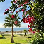 Sunshine Beach Front Complex, Wifi, Modern