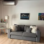Habitación con cama extra doble más sofa cama apta hasta para 4 personas con baño privado