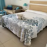 Bonito estudio con soleada terraza y WIFI gratis By TheOceanRentals