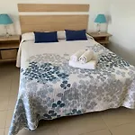 Bonito estudio con soleada terraza y WIFI gratis By TheOceanRentals
