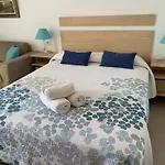 Bonito estudio con soleada terraza y WIFI gratis By TheOceanRentals