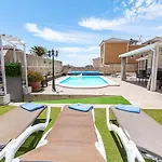 Cozy villa in Madroñal de Fañabe with large private pool