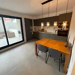 Apartamento De Una Habitacion Con Terraza Grande Cerca De Barcelona