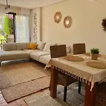 Adosado De Estilo Mediterraneo, Con Jardin Y Vistas